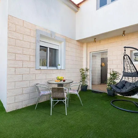 Kostas Nest יאליסוס
