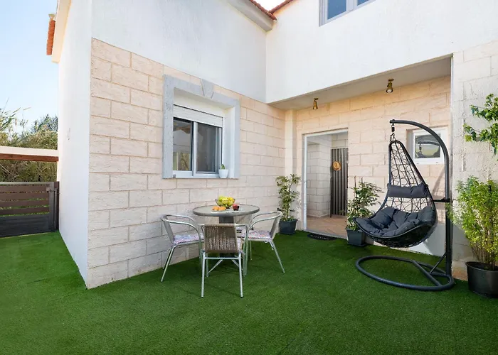 Kostas Nest إياليسوس